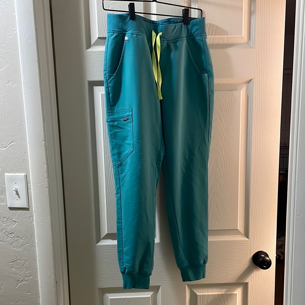 Figs Women’s Zamora Joggers - Cactus, size small